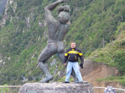 20080405113525-paco-y-estatua-aborigen.jpg