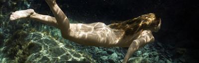20080418154950-female-nude-under-water.jpg